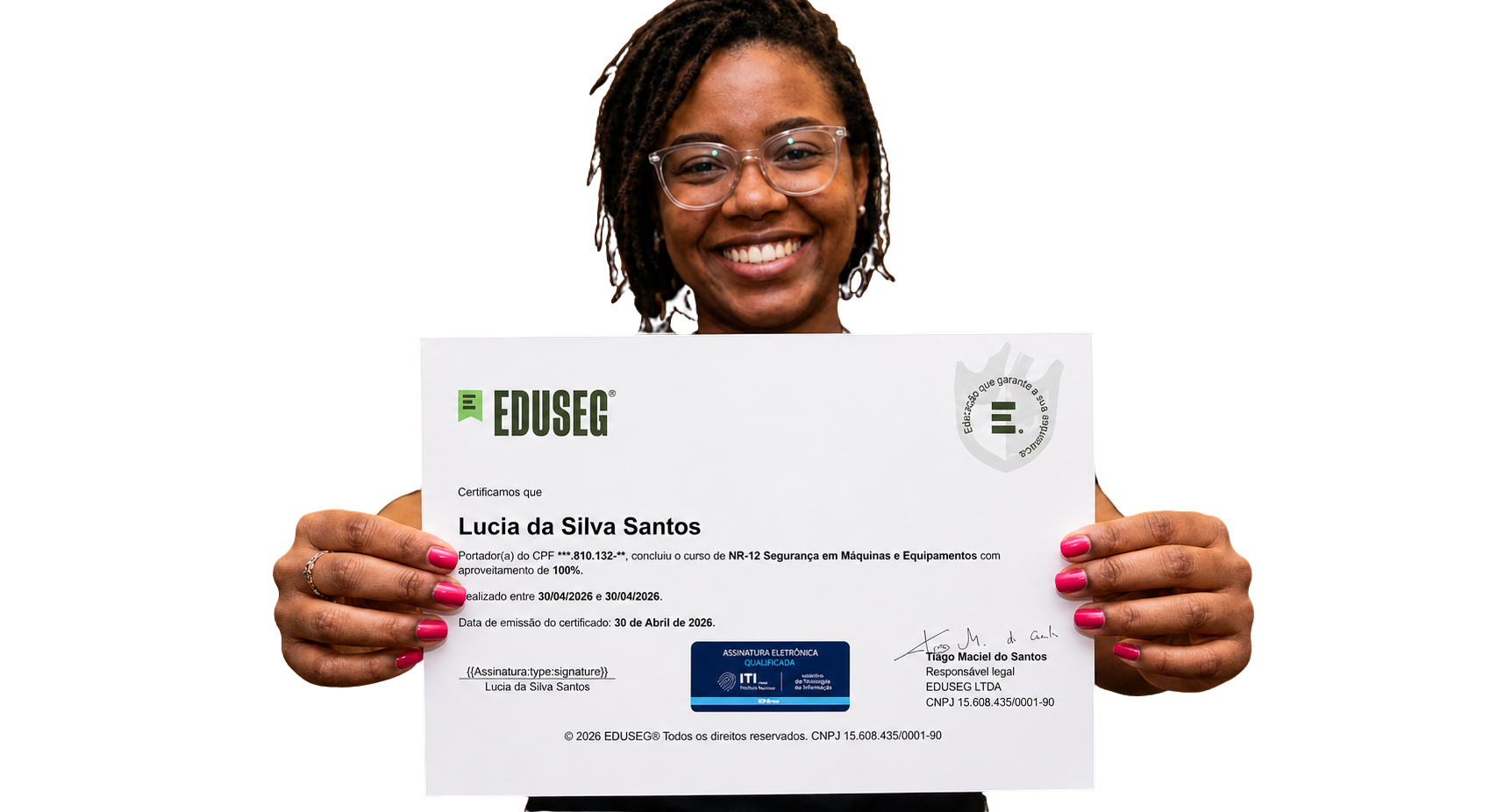 Aluna segurando certificado da EDUSEG
