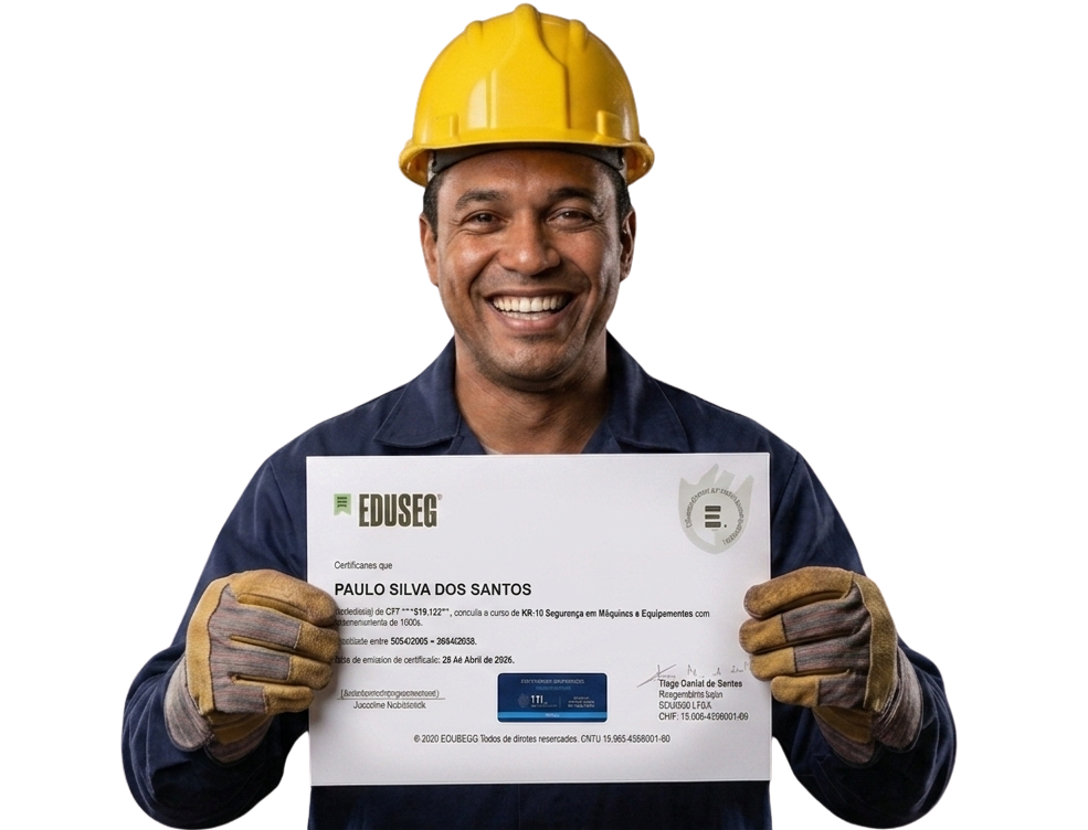 Aluna segurando certificado da EDUSEG