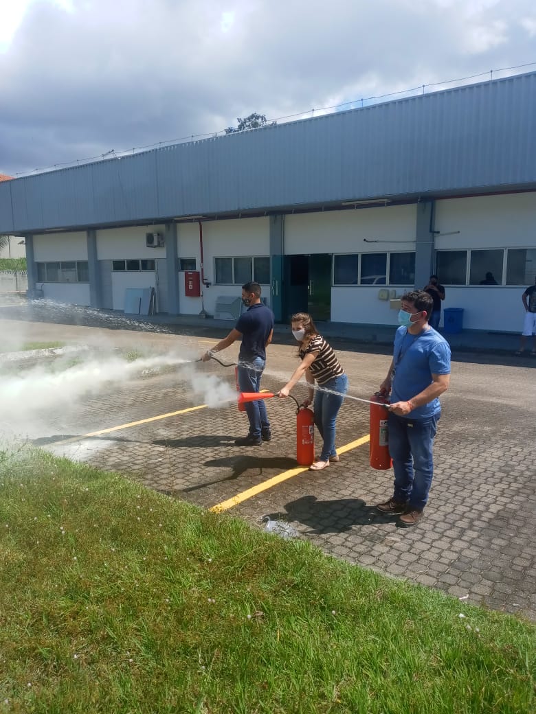 Uso de extintores de incêndio em ambiente elétrico durante treinamento da EDUSEG