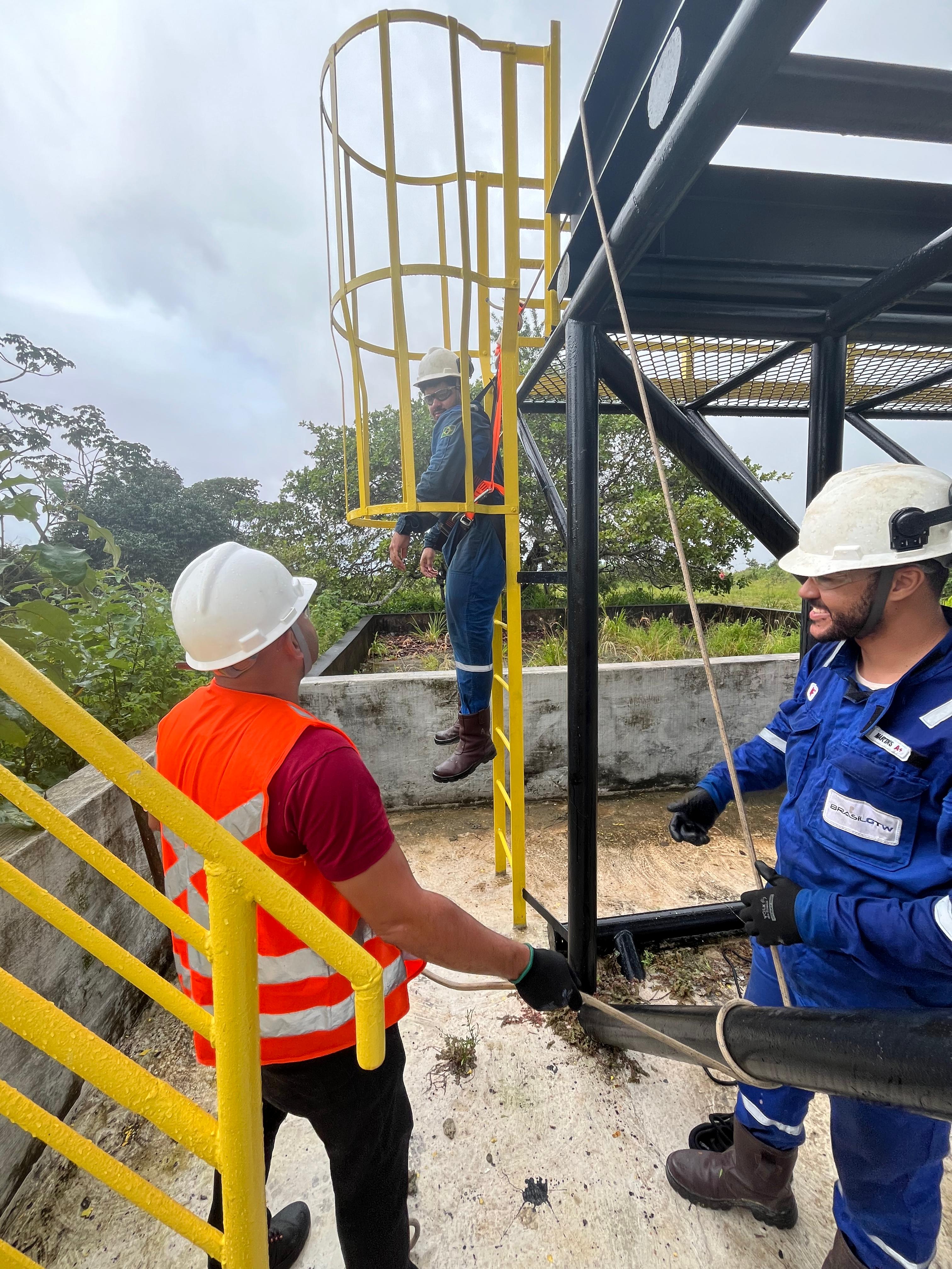Trabalhador em progressão segura em altura durante treinamento da EDUSEG