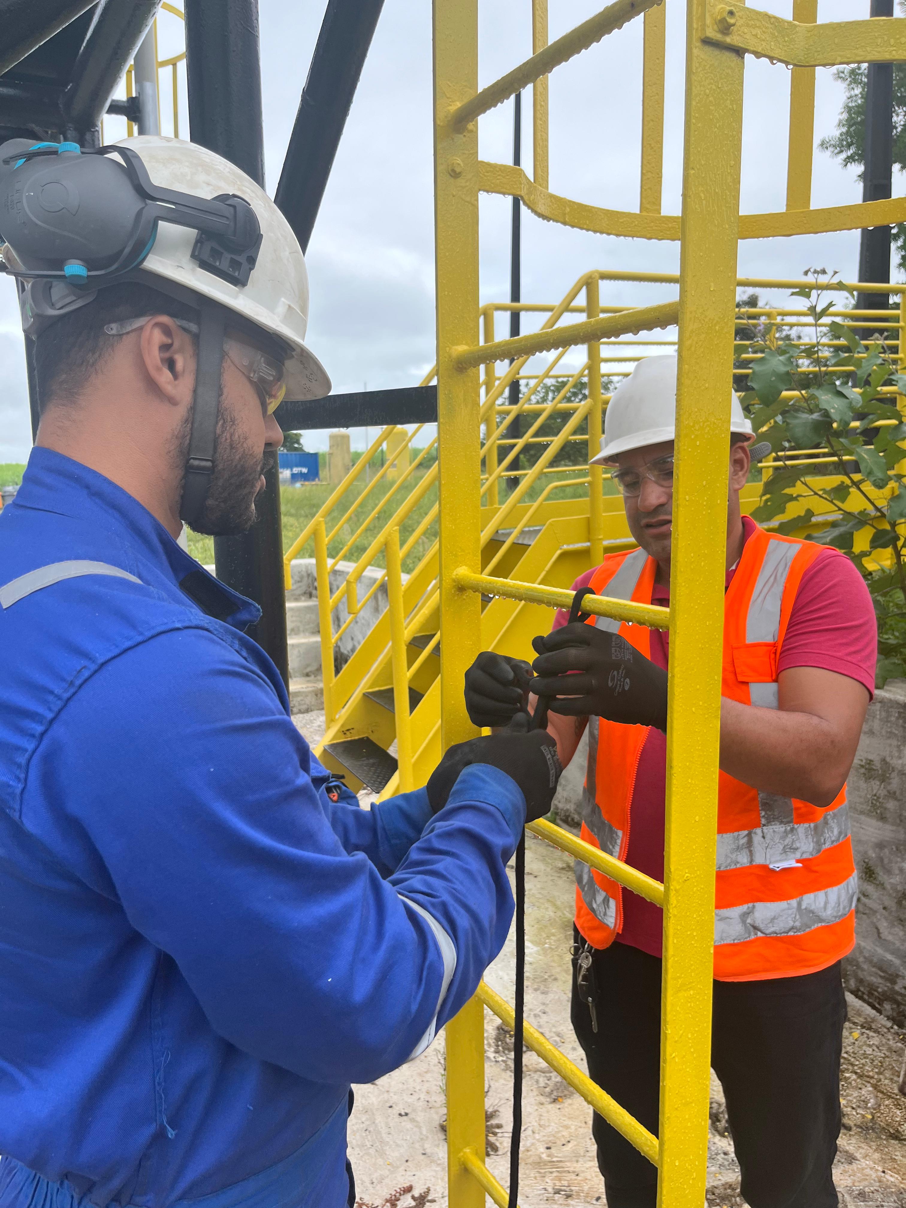 Equipamentos e EPIs para trabalho em altura durante treinamento NR-35 da EDUSEG