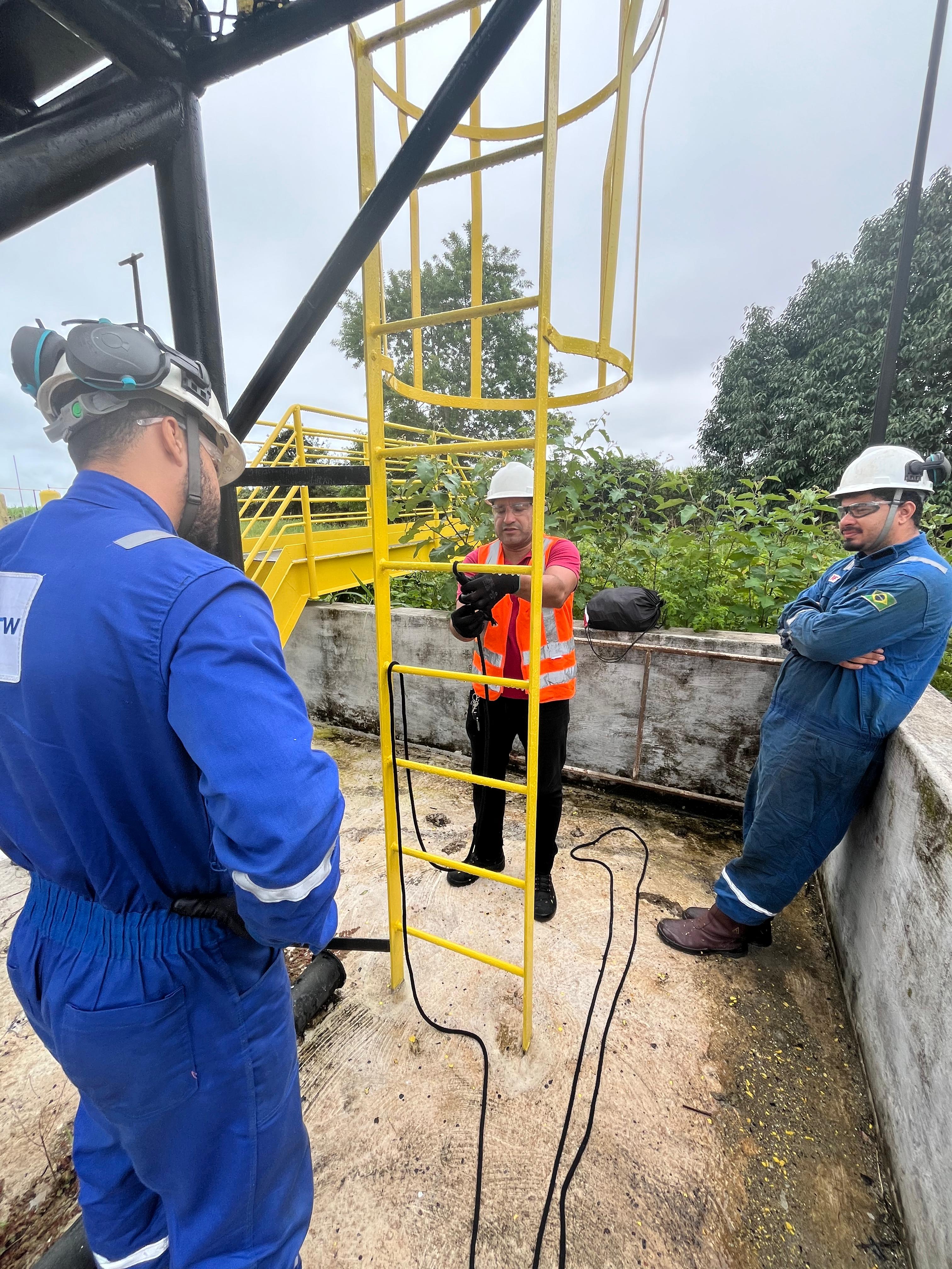 Simulação de resgate em altura durante treinamento NR-35 da EDUSEG em Guarulhos
